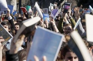 Luchando por una sociedad del conocimiento y no de la violencia!