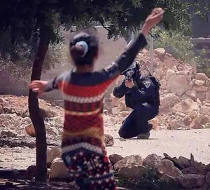 Niña palestina frente a soldado, por Sam Jarg