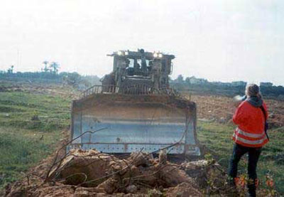 Rachel Corrie interponiéndose